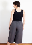 Melly trägt auf dem Foto 'Chloe' Größe M, Leinen 'grau'