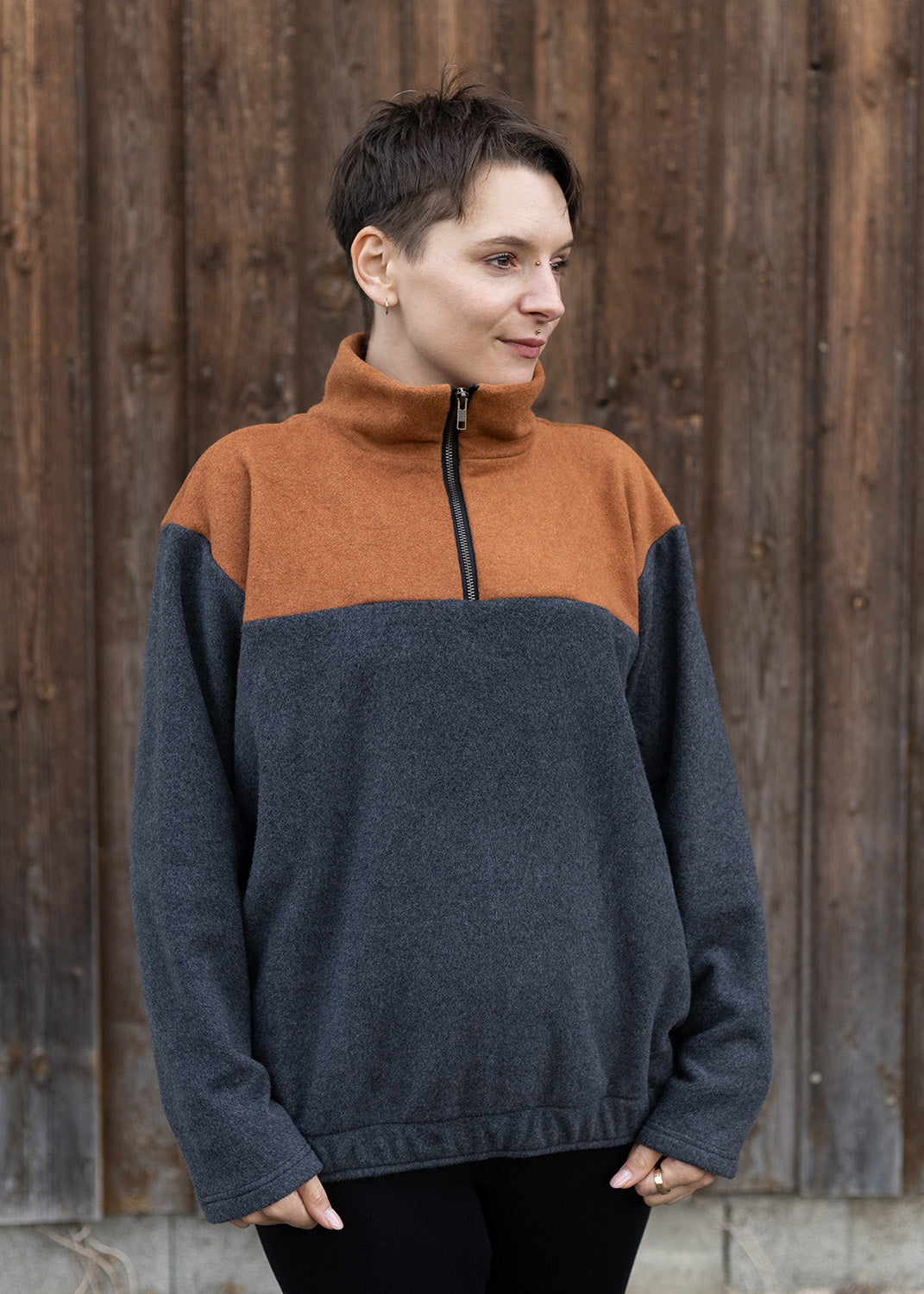 Melly trägt auf dem Foto Größe S, Fleece