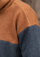 Melly trägt auf dem Foto Größe S, Fleece