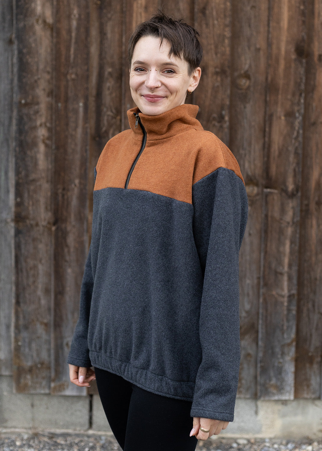 Melly trägt auf dem Foto Größe S, Fleece