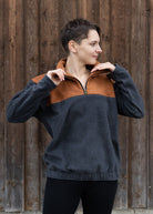 Melly trägt auf dem Foto Größe S, Fleece