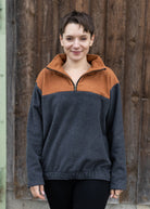 Melly trägt auf dem Foto Größe S, Fleece