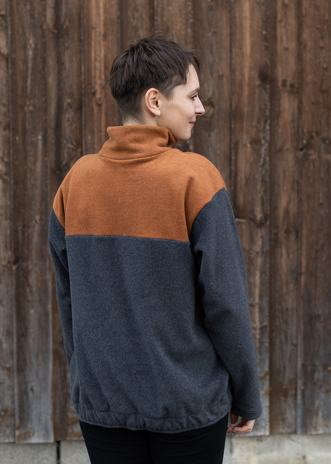 Melly trägt auf dem Foto Größe S, Fleece