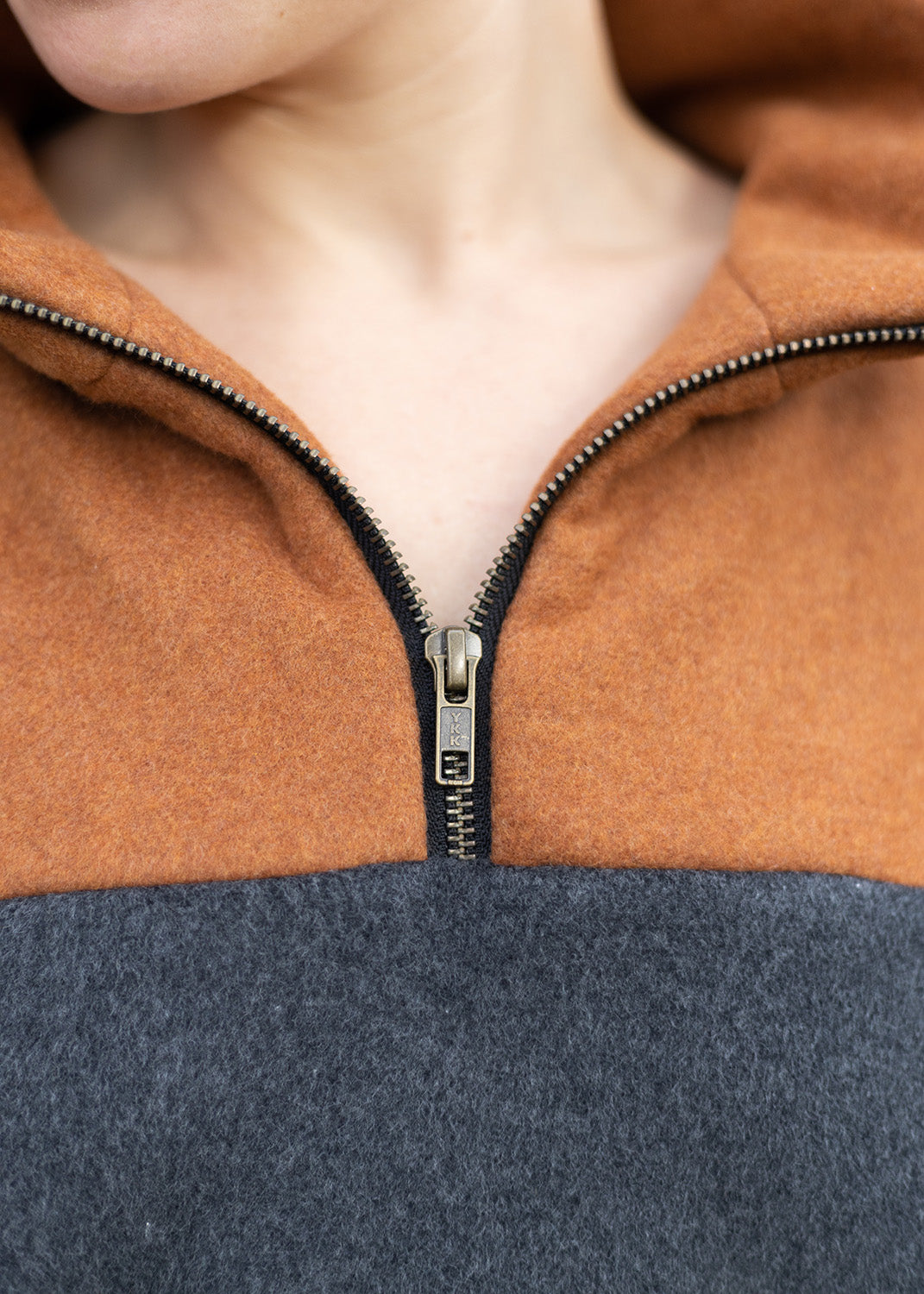 Melly trägt auf dem Foto Größe S, Fleece