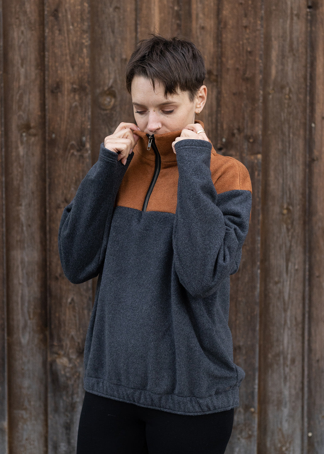 Melly trägt auf dem Foto Größe S, Fleece