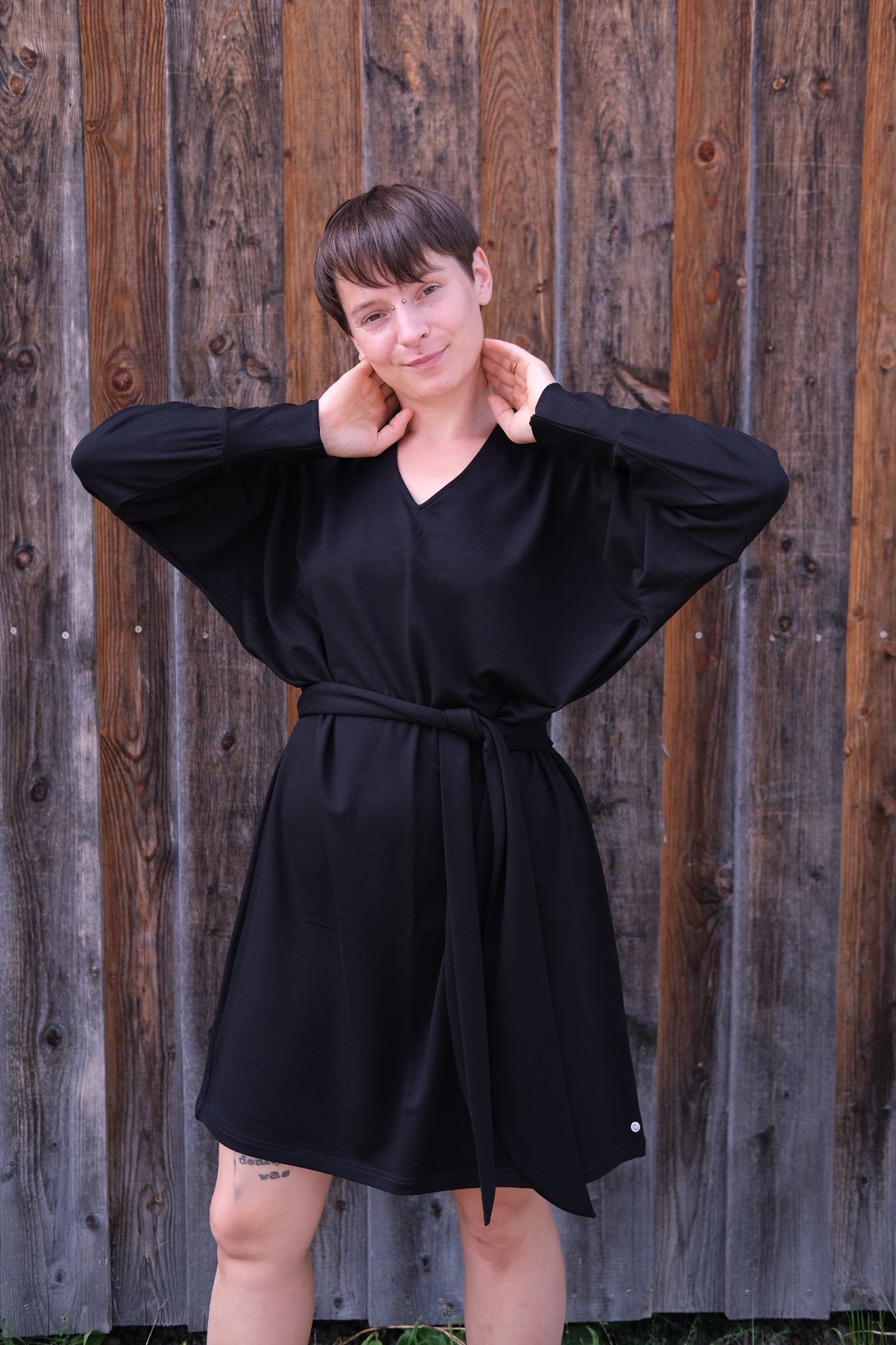 Melly trägt auf dem Foto 'Kumi' Größe M, Tencelsweat schwarz