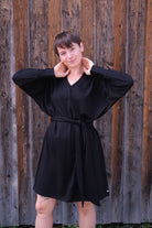 Melly trägt auf dem Foto 'Kumi' Größe M, Tencelsweat schwarz