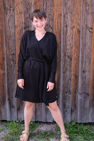 Melly trägt auf dem Foto 'Kumi' Größe M, Tencelsweat schwarz