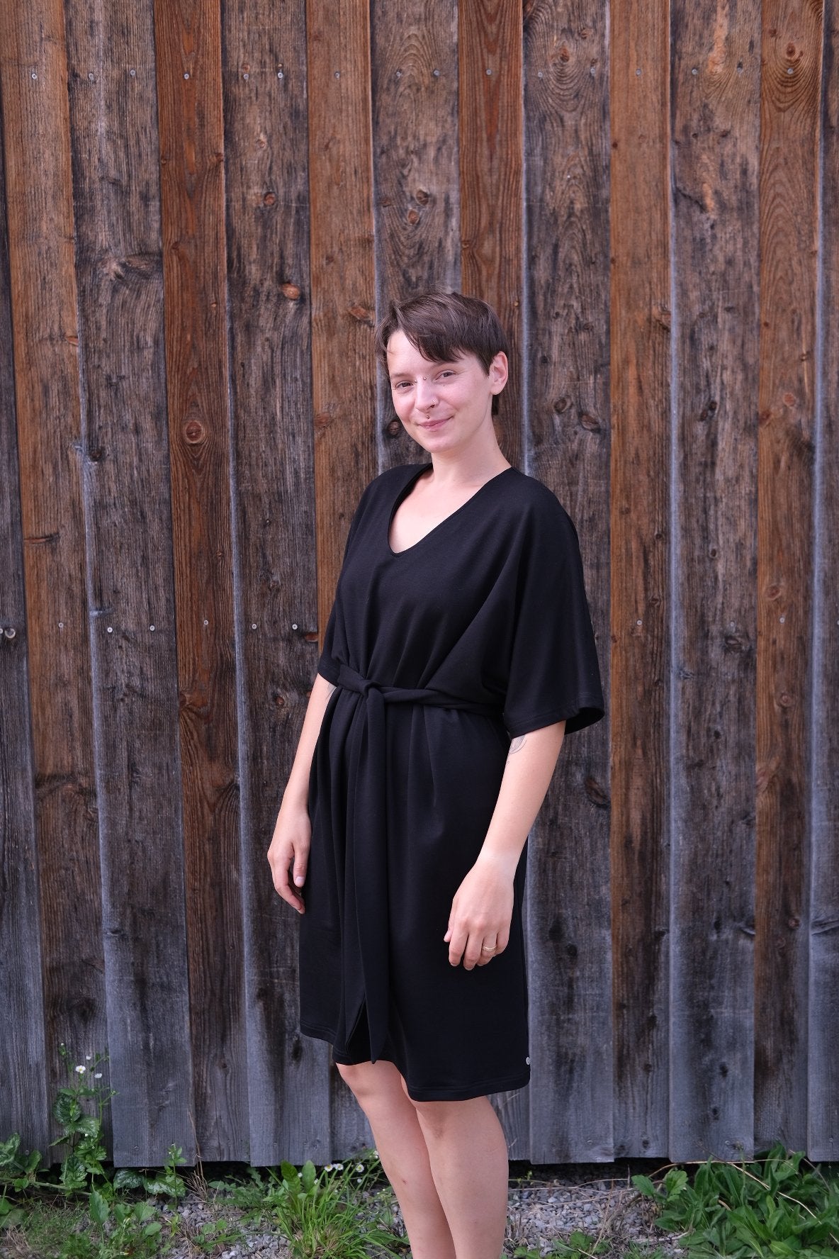 Melly trägt auf dem Foto 'Kumi' Größe M, Tencelsweat schwarz