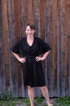 Melly trägt auf dem Foto 'Kumi' Größe M, Tencelsweat schwarz