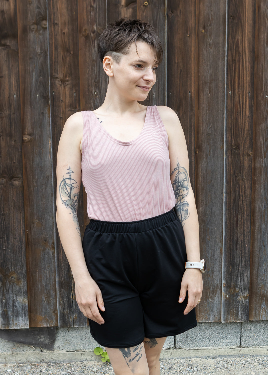 Melly trägt auf dem Foto 'Tessa' Größe M , Rippjersey 'altrosa' und 'Kira' Größe M, Tencelsweat 'schwarz'